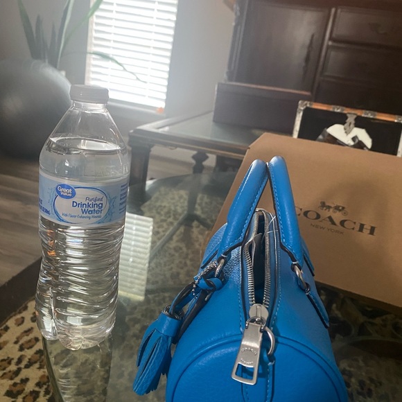 Coach mini top grain leather dual strap/handle. Fits an iPhone 8 - Picture 5 of 8